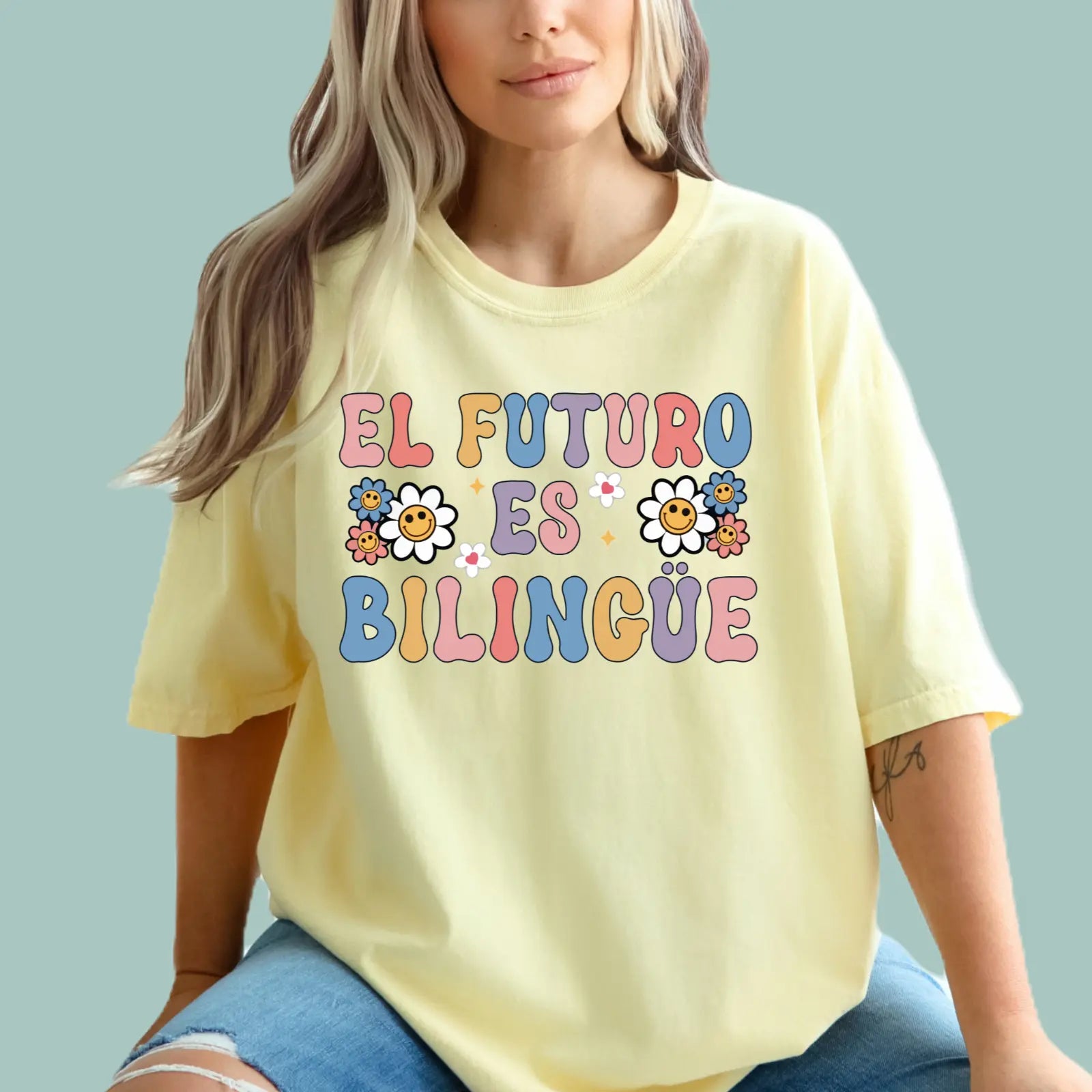 Banana yellow cotton shirt with the El Futuro Es Bilingüe message, perfect for a bright classroom look.
