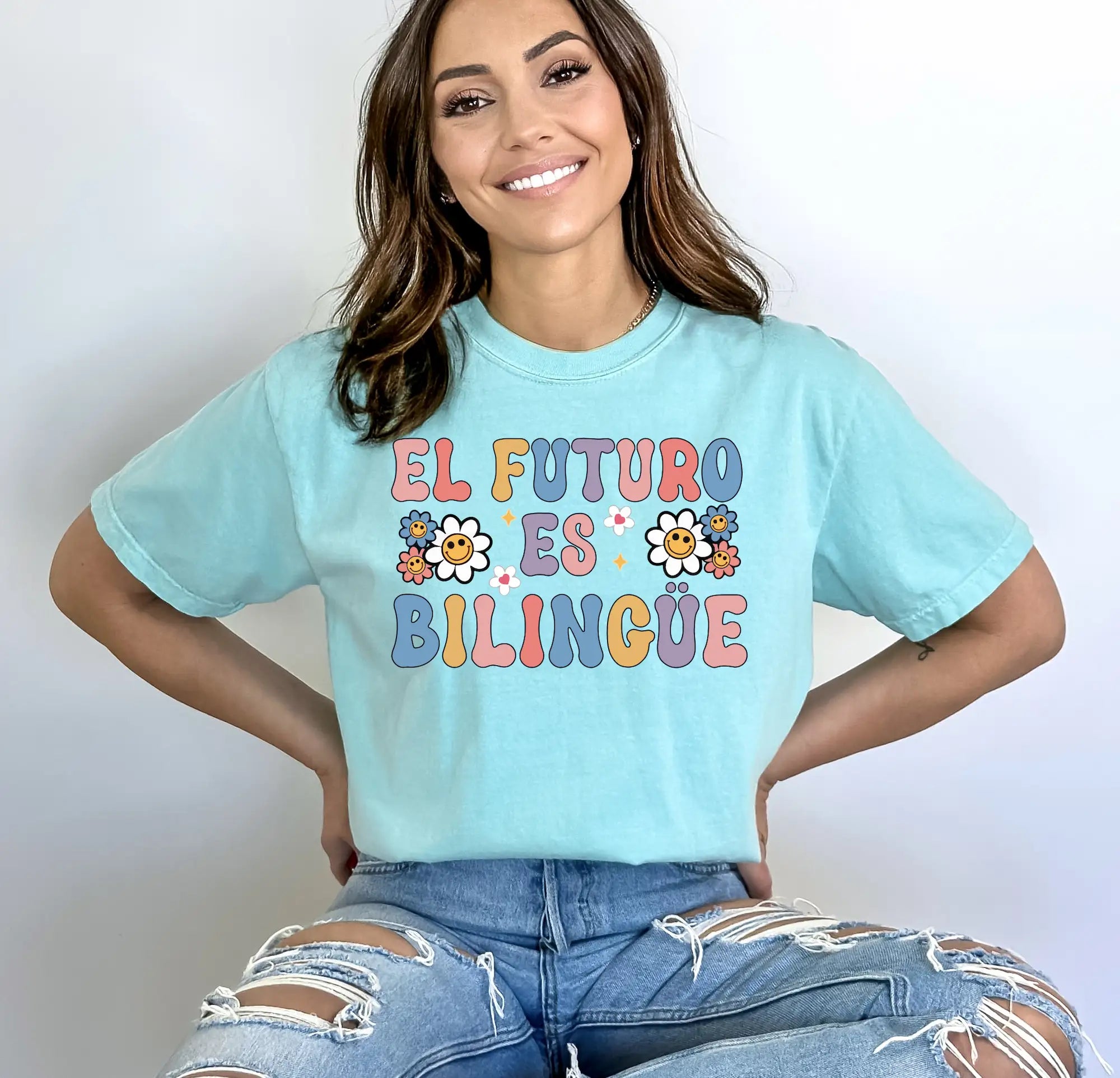 Chalky mint green t-shirt with El Futuro Es Bilingüe design, celebrating the future of multilingual education.