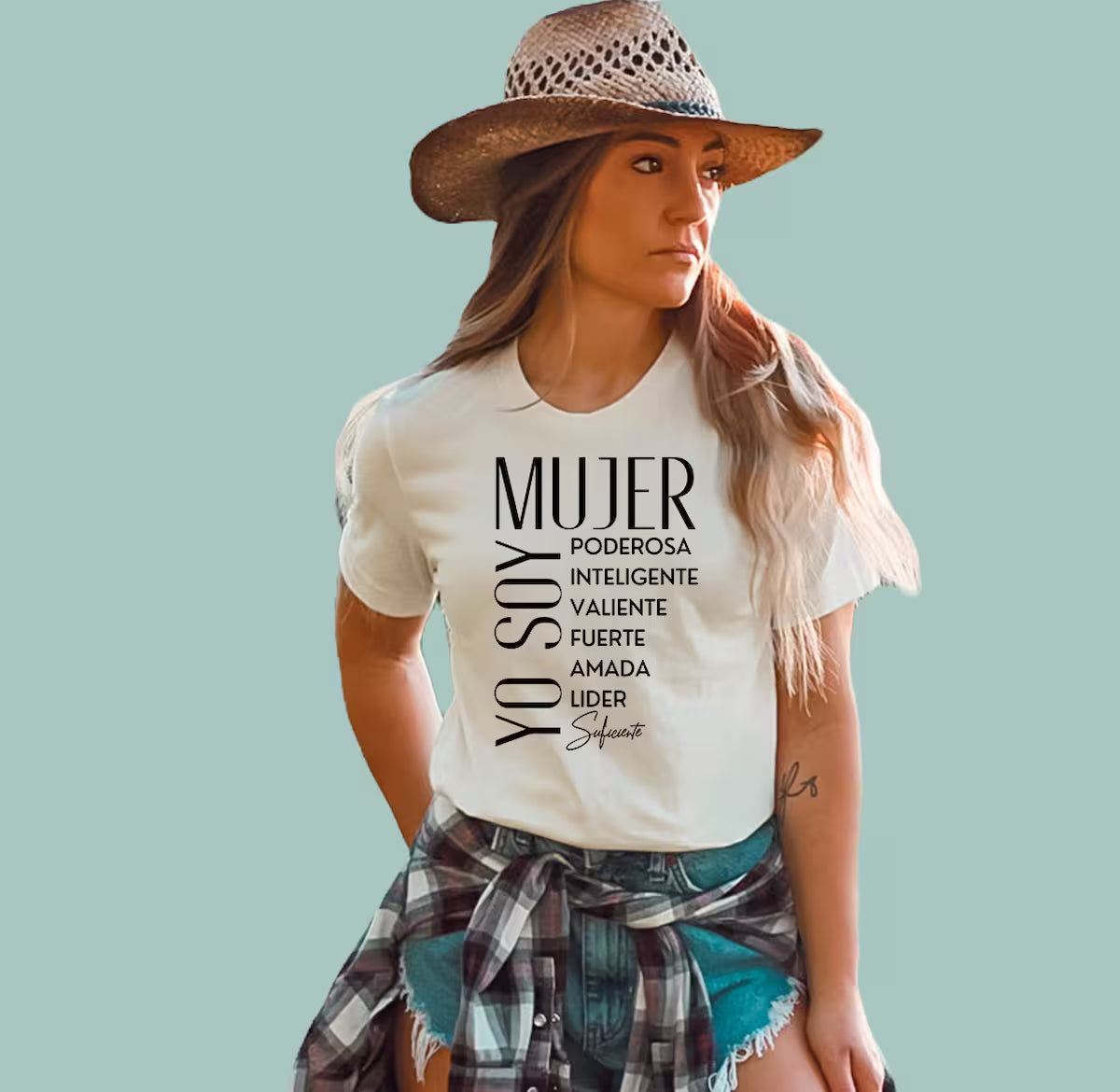 Woman wearing "Yo Soy Mujer Poderosa" Natural-colored tee with floral Spanish quote design.